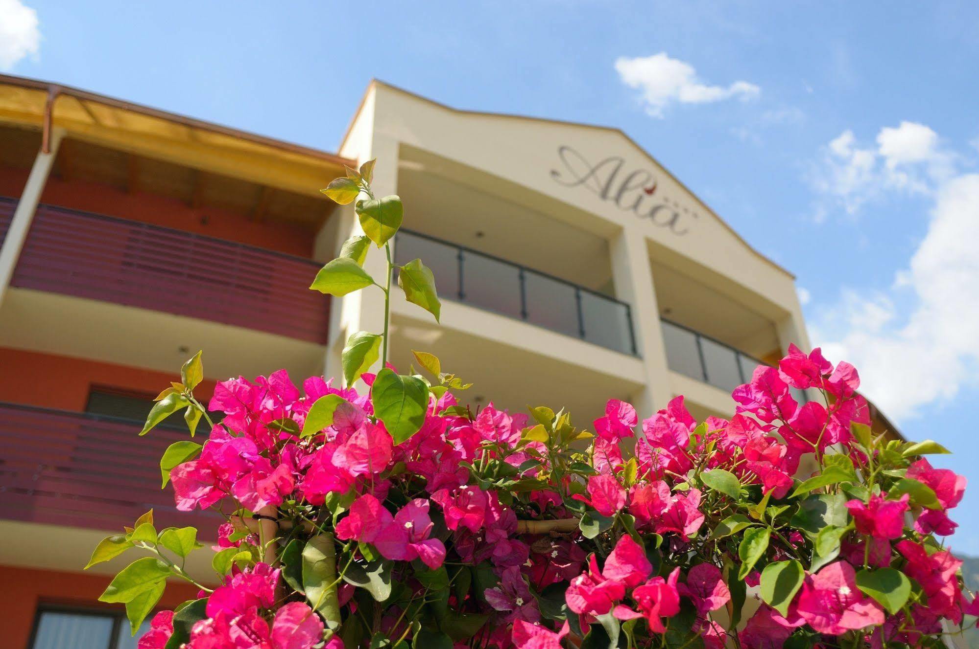 Alia Appartements & Wellness Lagundo Bagian luar foto